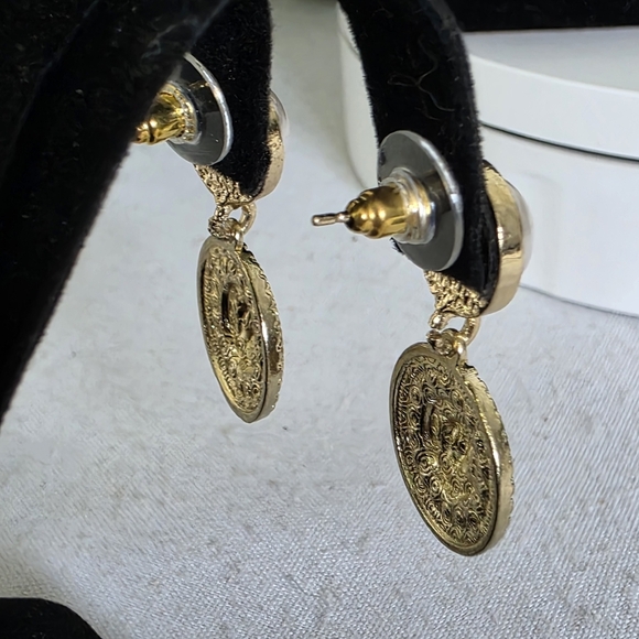 Gold Necklace with Earrings Set Medusa Pendant Matching Earrings - Picture 5 of 10